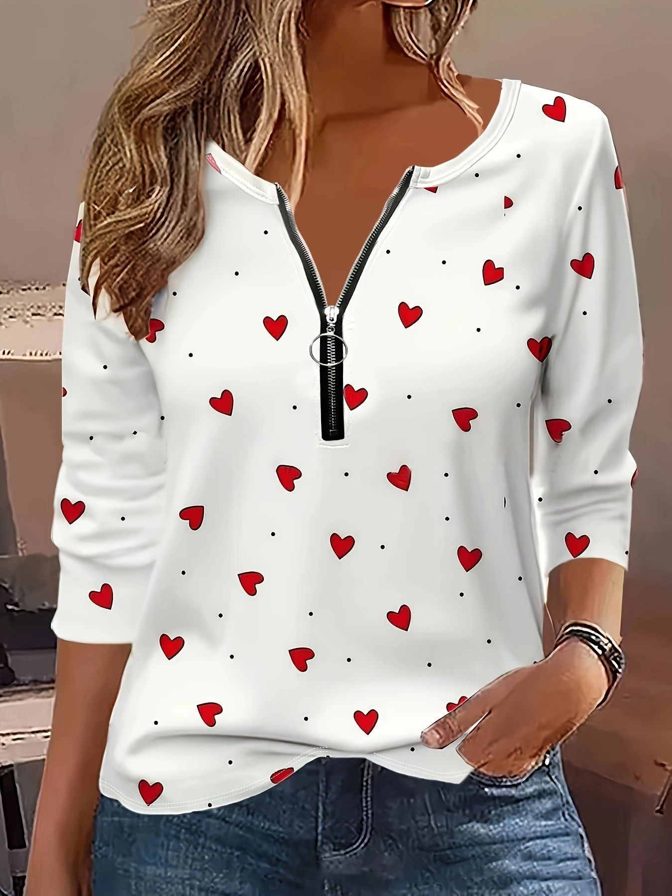 Camiseta con cuello redondo y cremallera con estampado digital Love