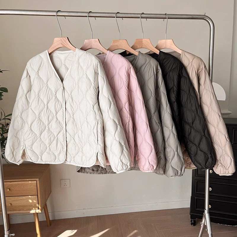 Chaqueta de plumón con cuello en V y rombos cálidos. Ropa interior.