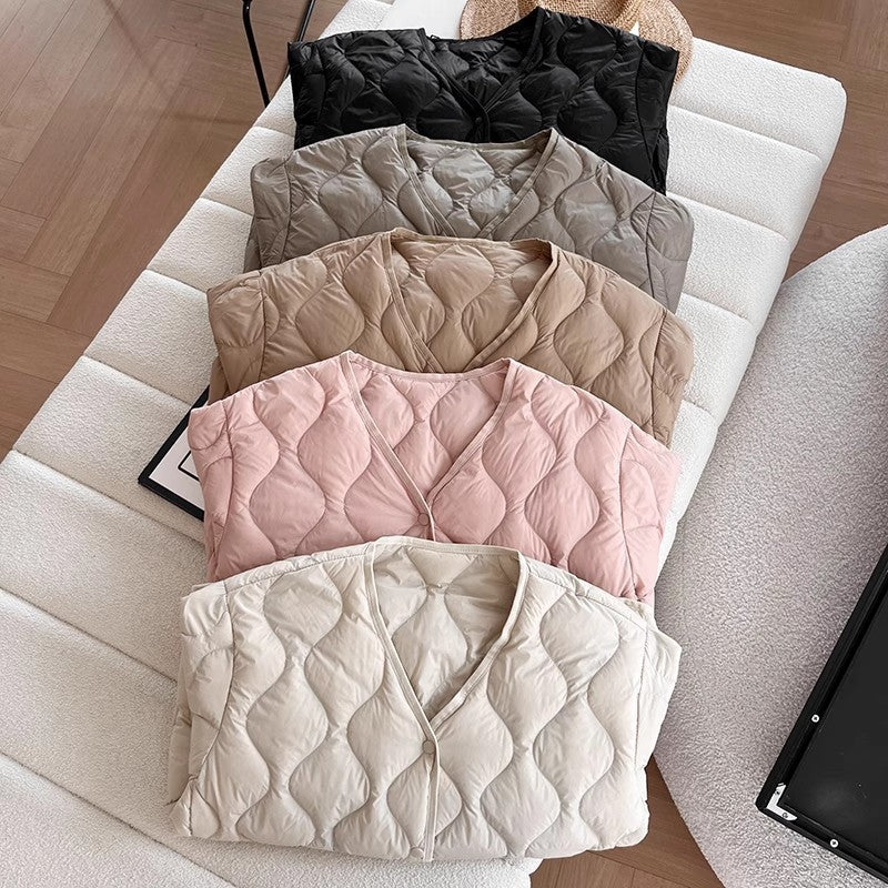 Chaqueta de plumón con cuello en V y rombos cálidos. Ropa interior.