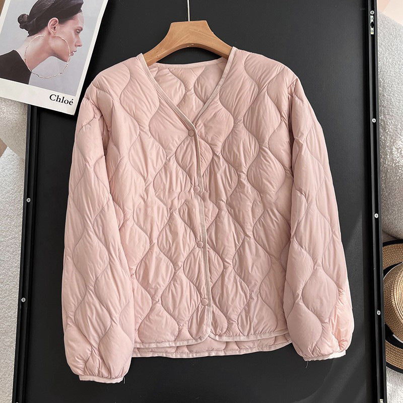 Chaqueta de plumón con cuello en V y rombos cálidos. Ropa interior.