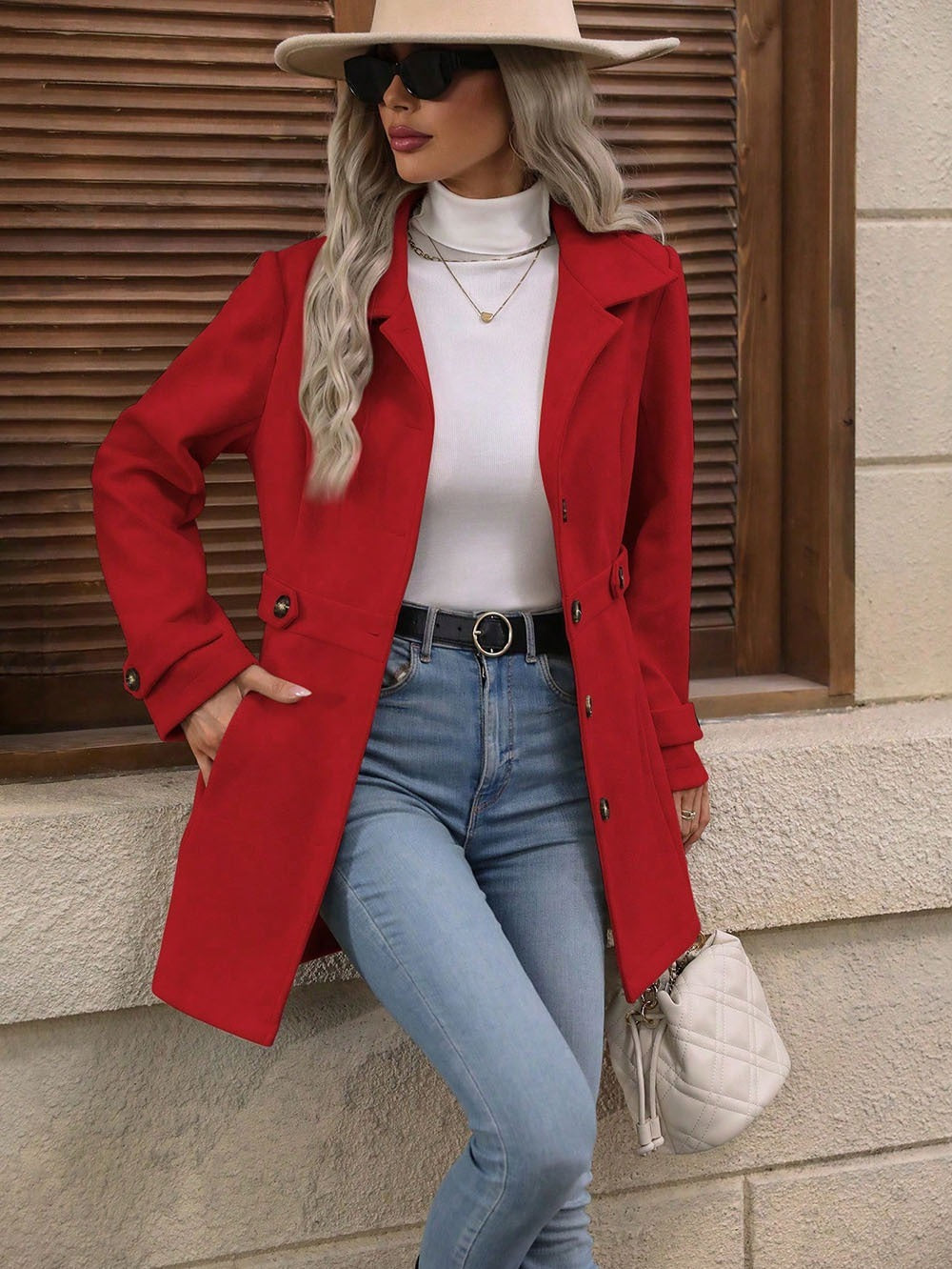 Abrigo de lana entallado de longitud media con solapa y botones elegantes