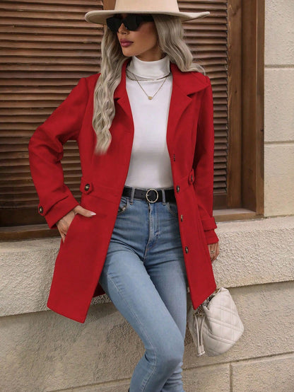 Abrigo de lana entallado de longitud media con solapa y botones elegantes