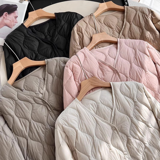 Chaqueta de plumón con cuello en V y rombos cálidos. Ropa interior.
