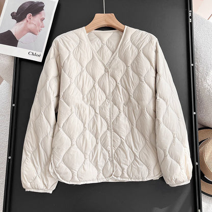 Chaqueta de plumón con cuello en V y rombos cálidos. Ropa interior.
