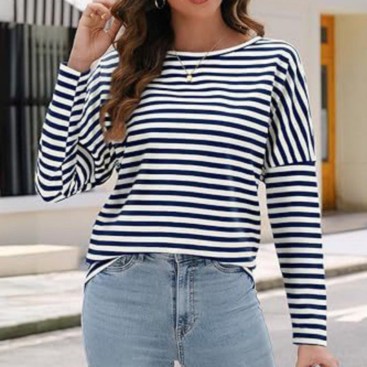 Camiseta de mujer de manga larga con cuello redondo y rayas de color en contraste